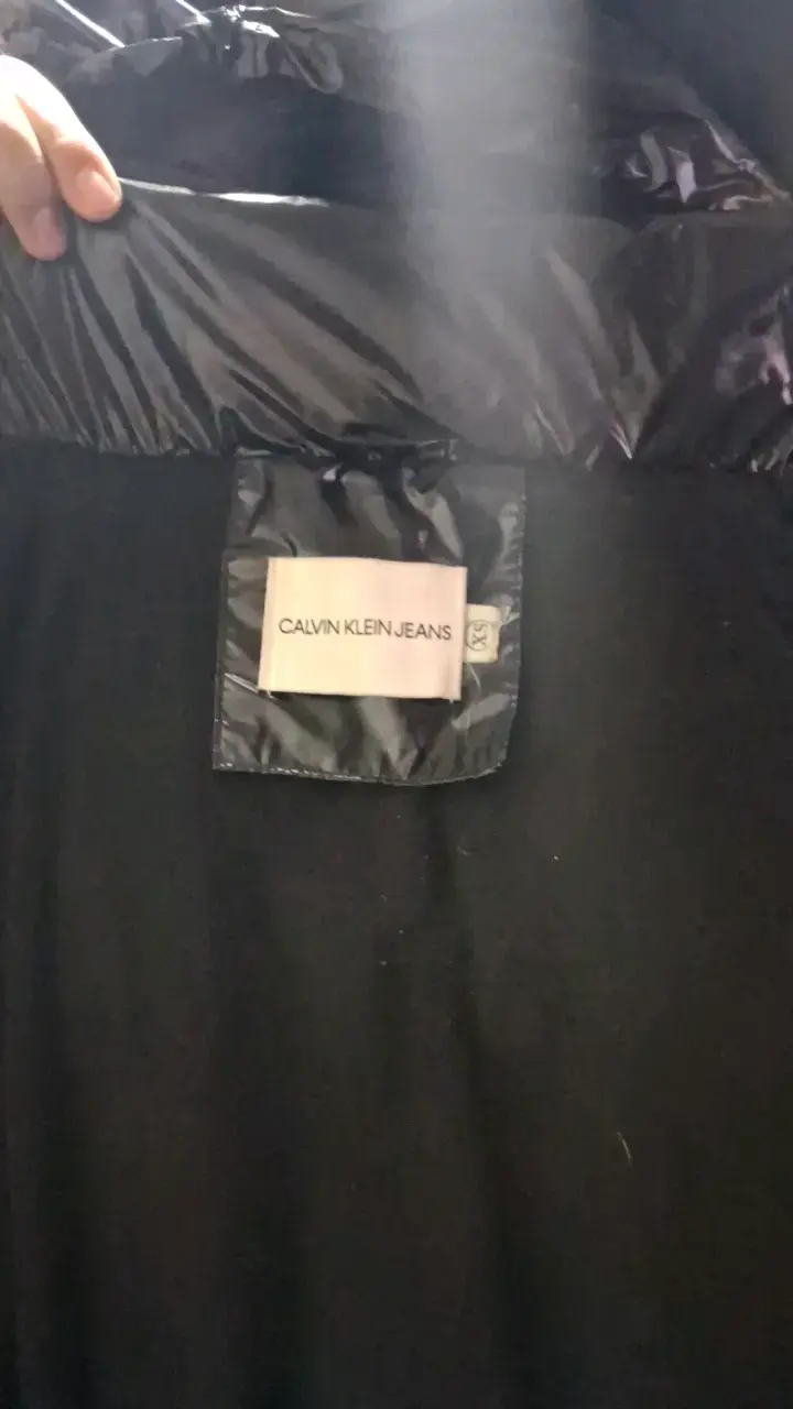 Chaqueta acolchada negra Calvin Klein para invierno - 2