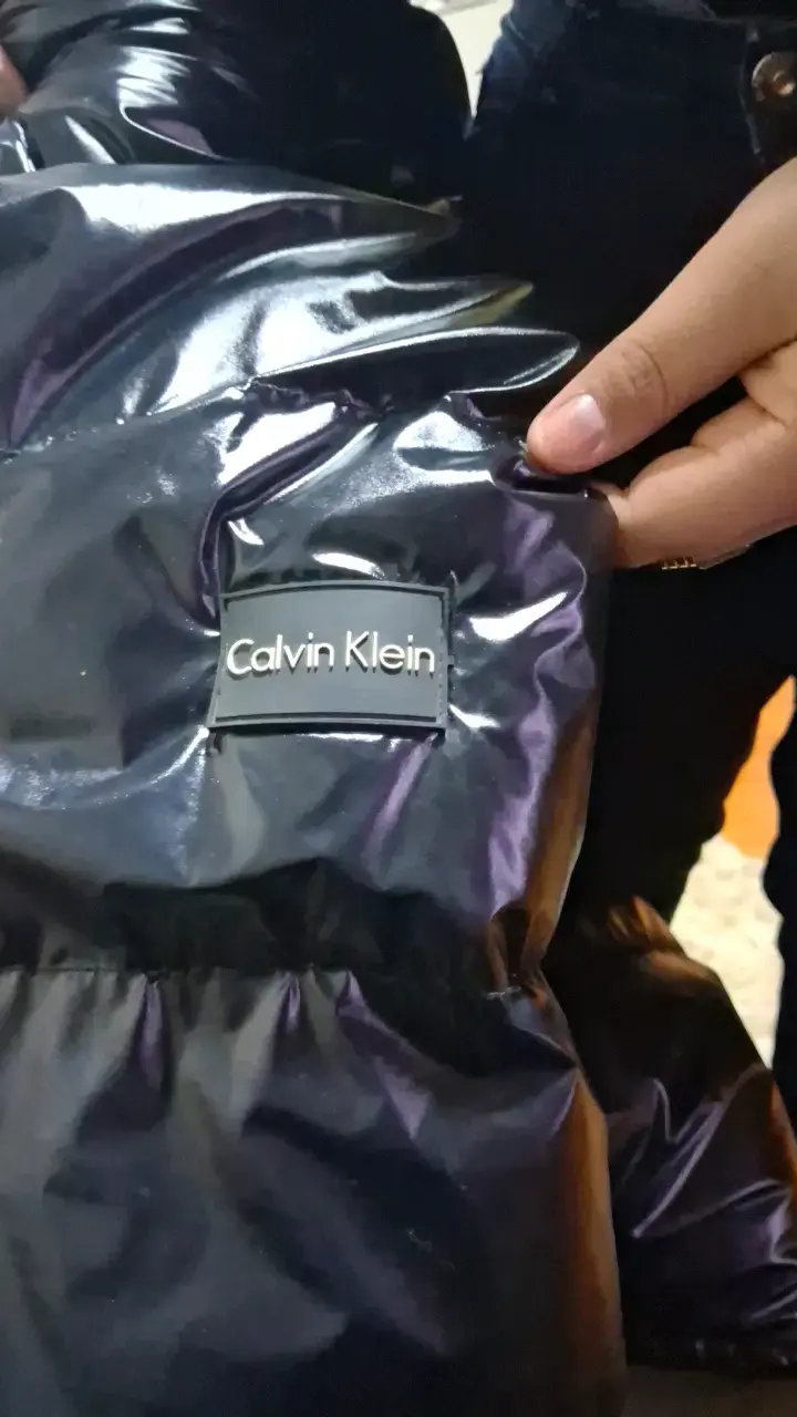 Chaqueta acolchada negra Calvin Klein para invierno - 3