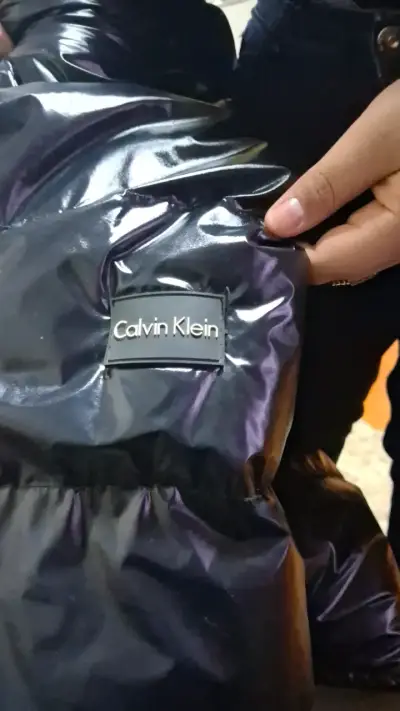 Chaqueta acolchada negra Calvin Klein para invierno - miniatura 3