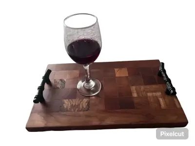 Tabla de madera para servir con asas decorativas - miniatura 1