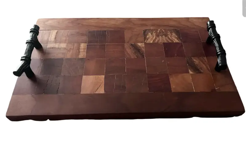 Tabla de madera para servir con asas decorativas - 2
