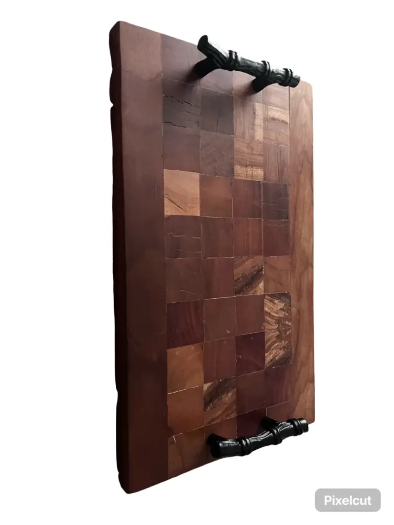 Tabla de madera para servir con asas decorativas - 3