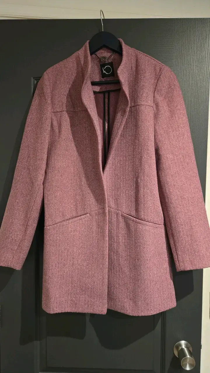 Abrigo de mujer color rosa elegante