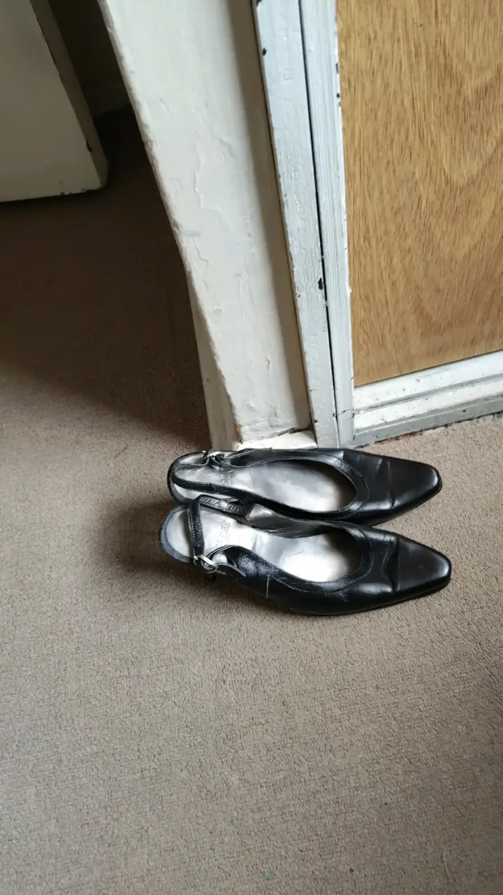 Zapatos de tacón bajo negros para mujer