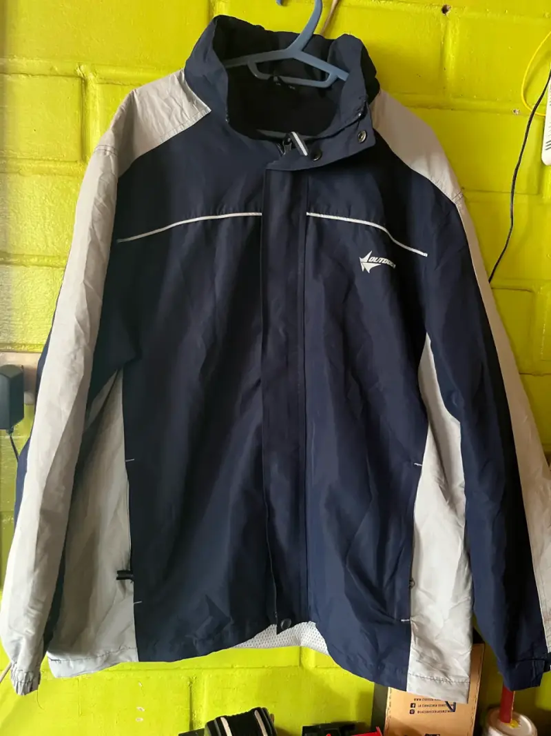 Chaqueta impermeable azul y gris para hombre