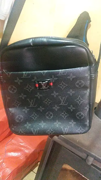 Bolso luis vuitton negro - miniatura 1