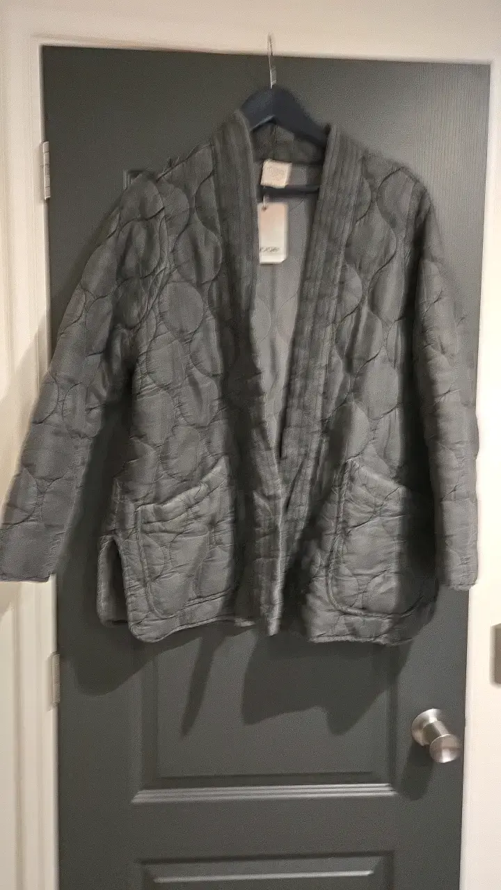 Chaqueta gris acolchada para mujer