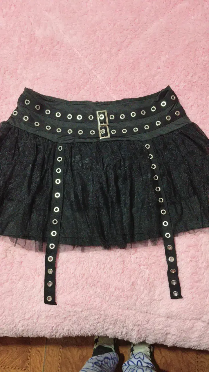 Falda corta negra con ojales estilo punk - 1