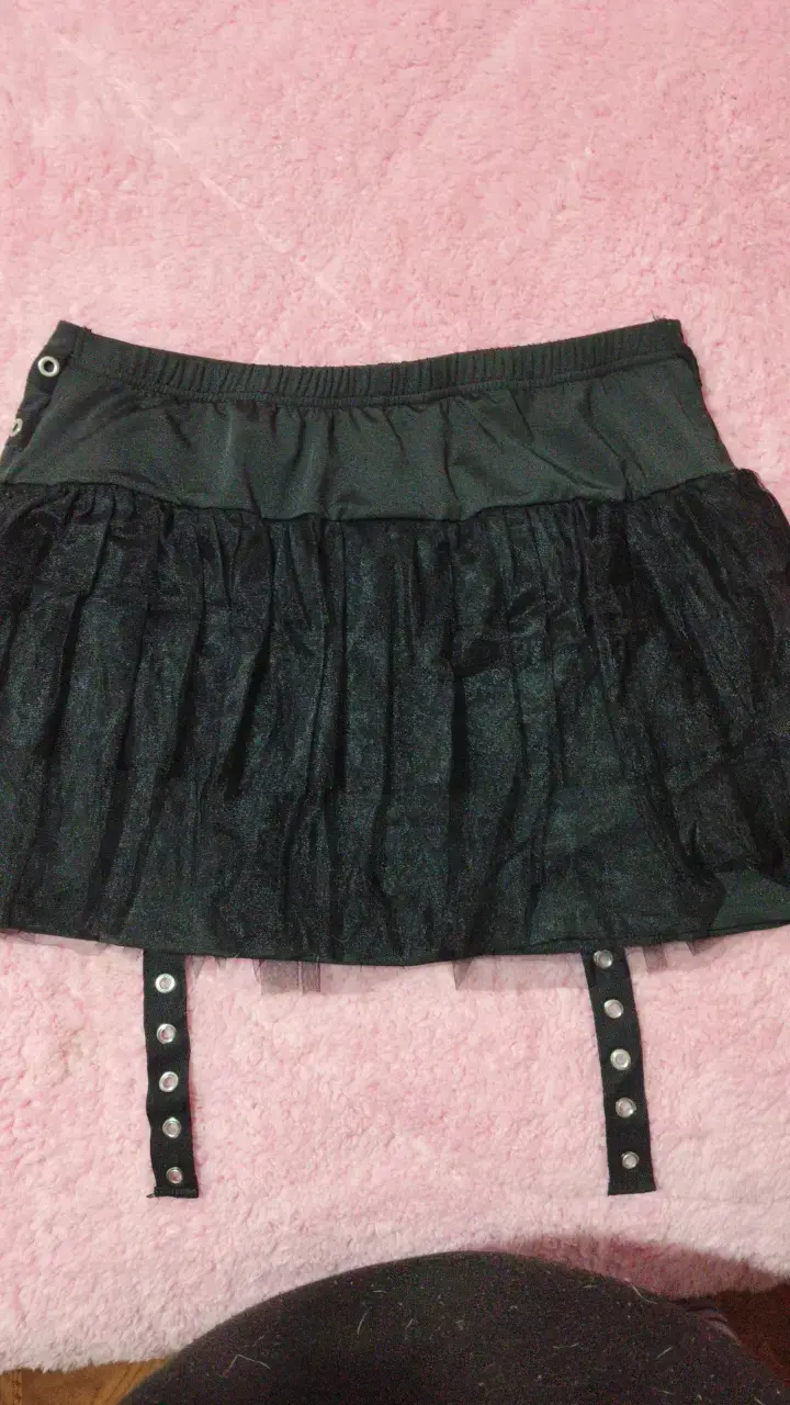 Falda corta negra con ojales estilo punk - 3
