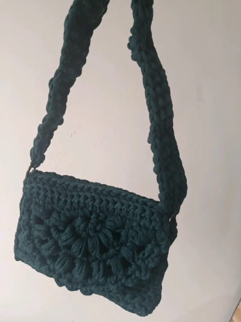 Cartera de mano tejida a crochet verde - 1