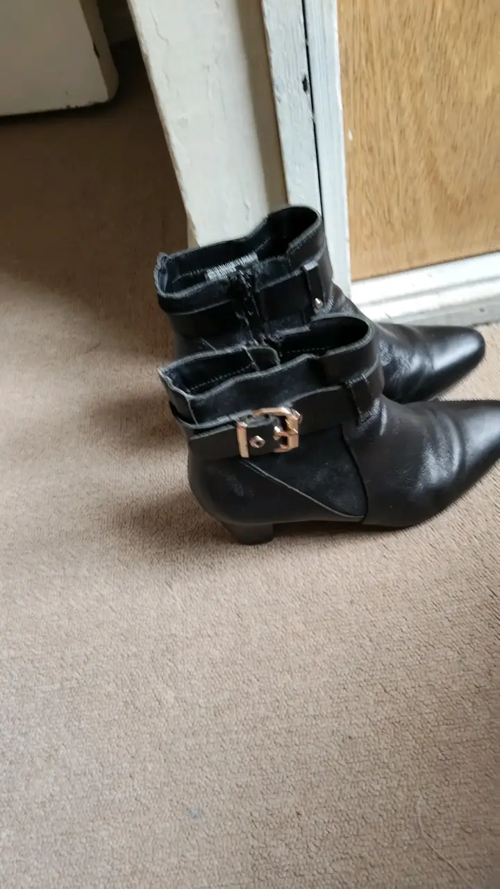 Botines negros de cuero con hebilla