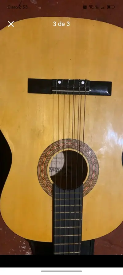 Guitarra acústica clásica de madera - miniatura 1
