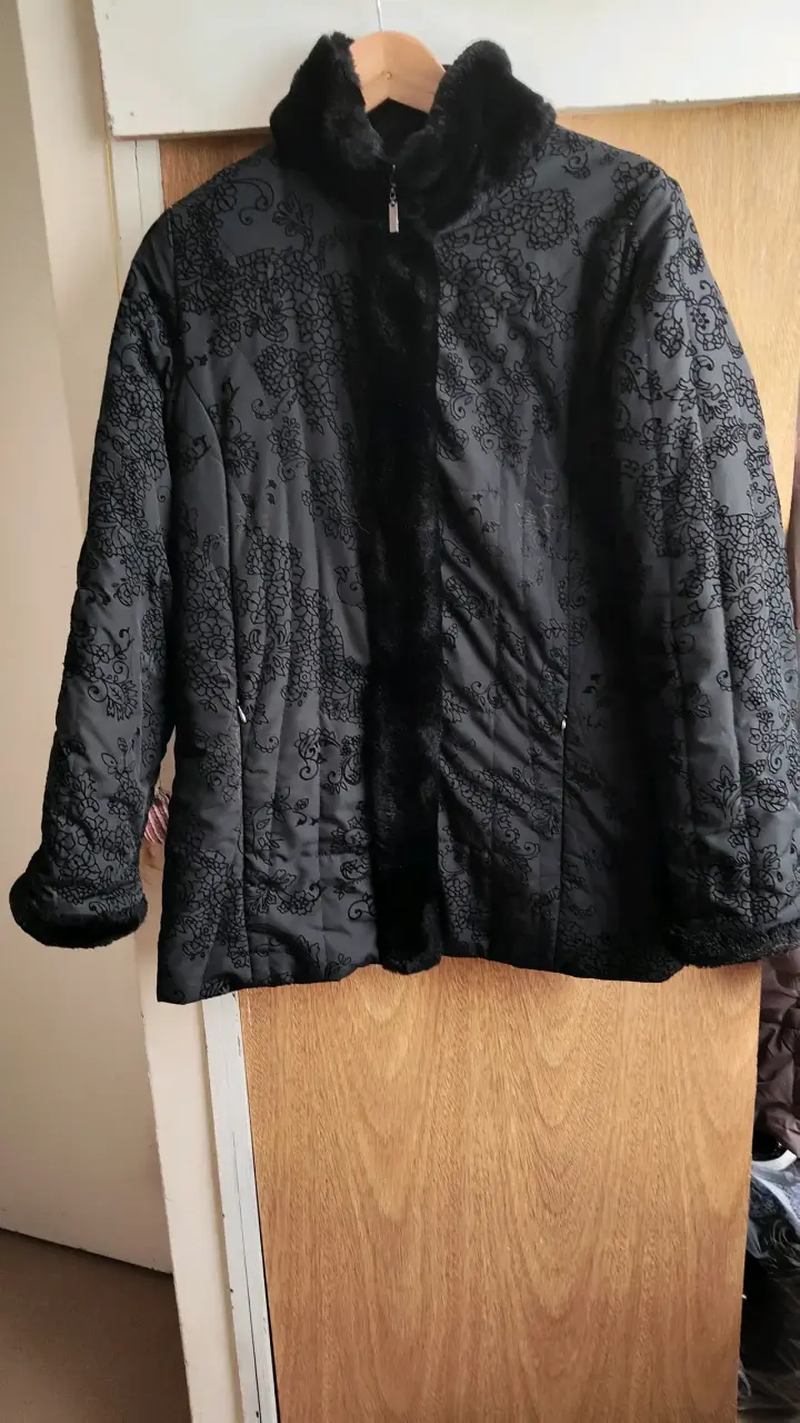 Abrigo negro con diseño floral y cuello de piel - 1