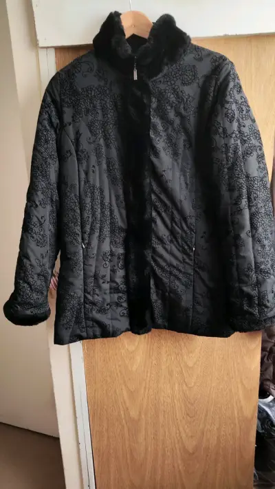 Abrigo negro con diseño floral y cuello de piel - miniatura 1
