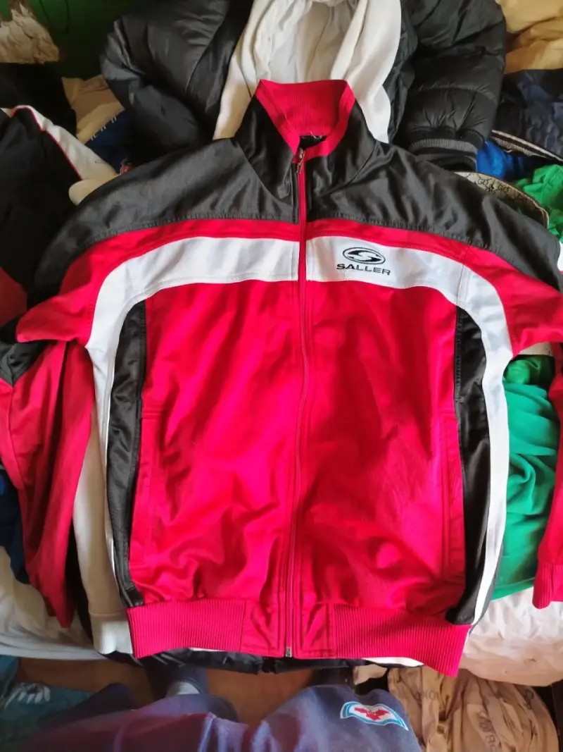 Chaqueta deportiva roja Saller con detalles negros y blancos