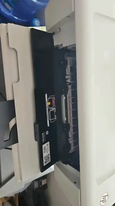 Impresora multifuncional HP DeskJet 1015 blanca - miniatura 2