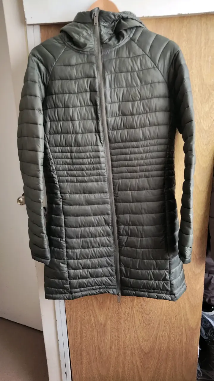 Chaqueta acolchada verde con capucha para mujer - 1