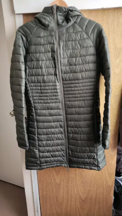 Chaqueta acolchada verde con capucha para mujer - miniatura 1