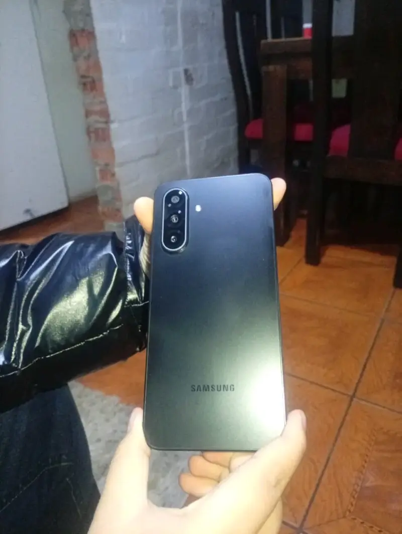 Samsung Galaxy A17 5G en buen estado - 4