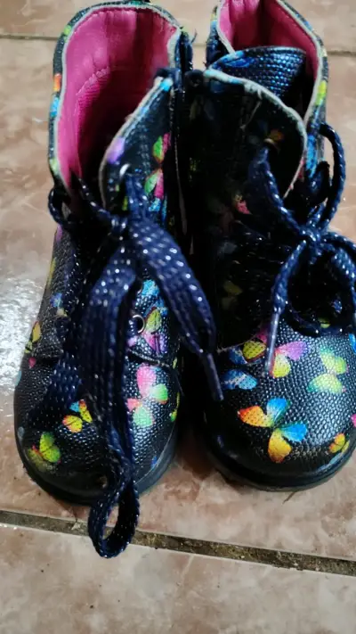Botines infantiles con diseño de mariposas - miniatura 1