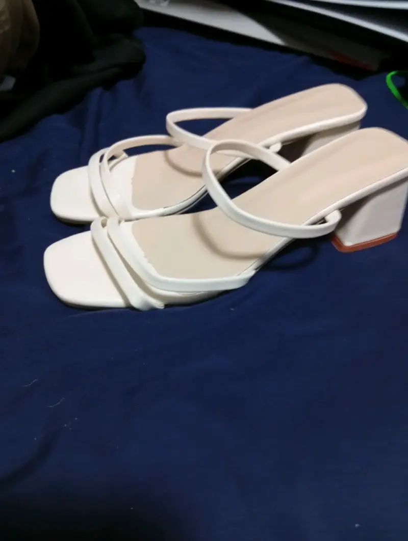 Sandalias blancas de tacón cuadrado para mujer - 1