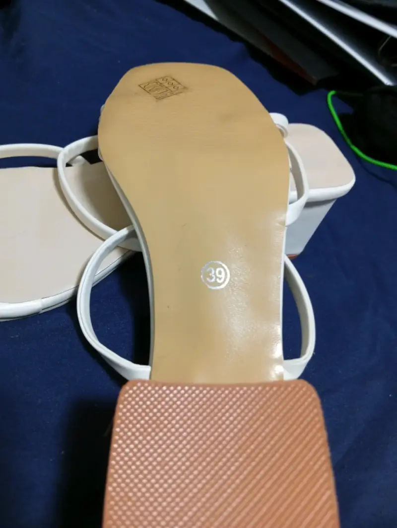 Sandalias blancas de tacón cuadrado para mujer - 3