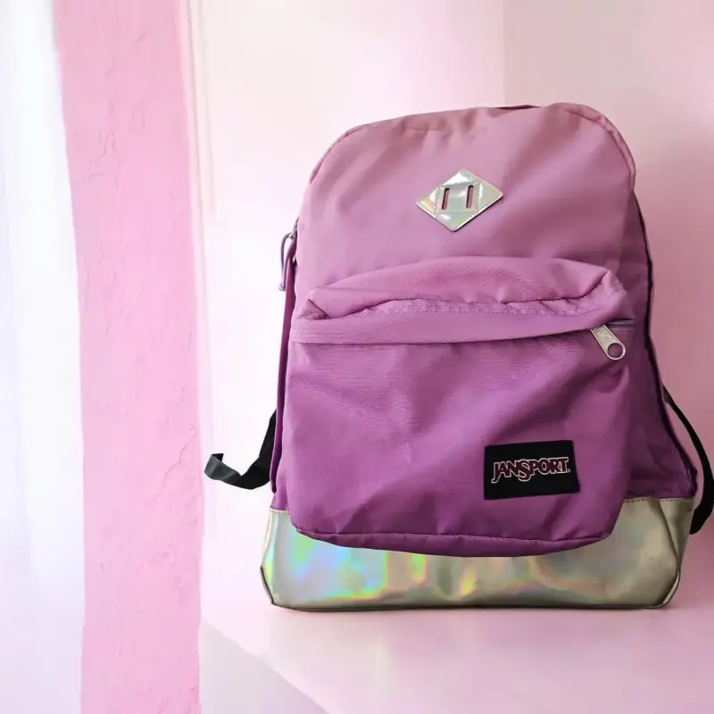 Mochila Jansport morada con base holográfica