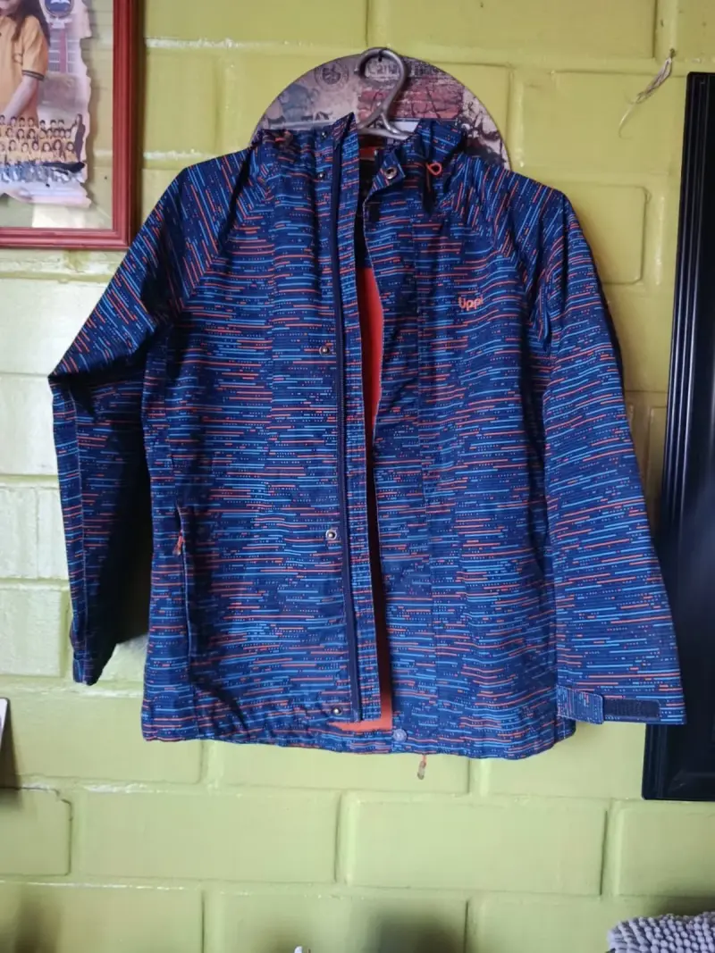 Chaqueta impermeable azul niño talla 11/12