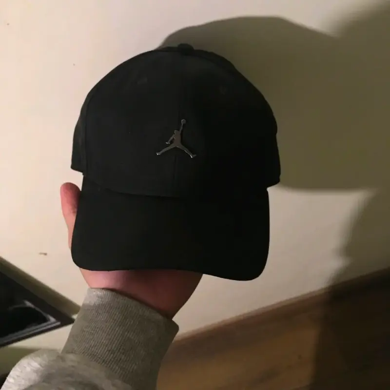 Gorra negra jordan con logo Jumpman
