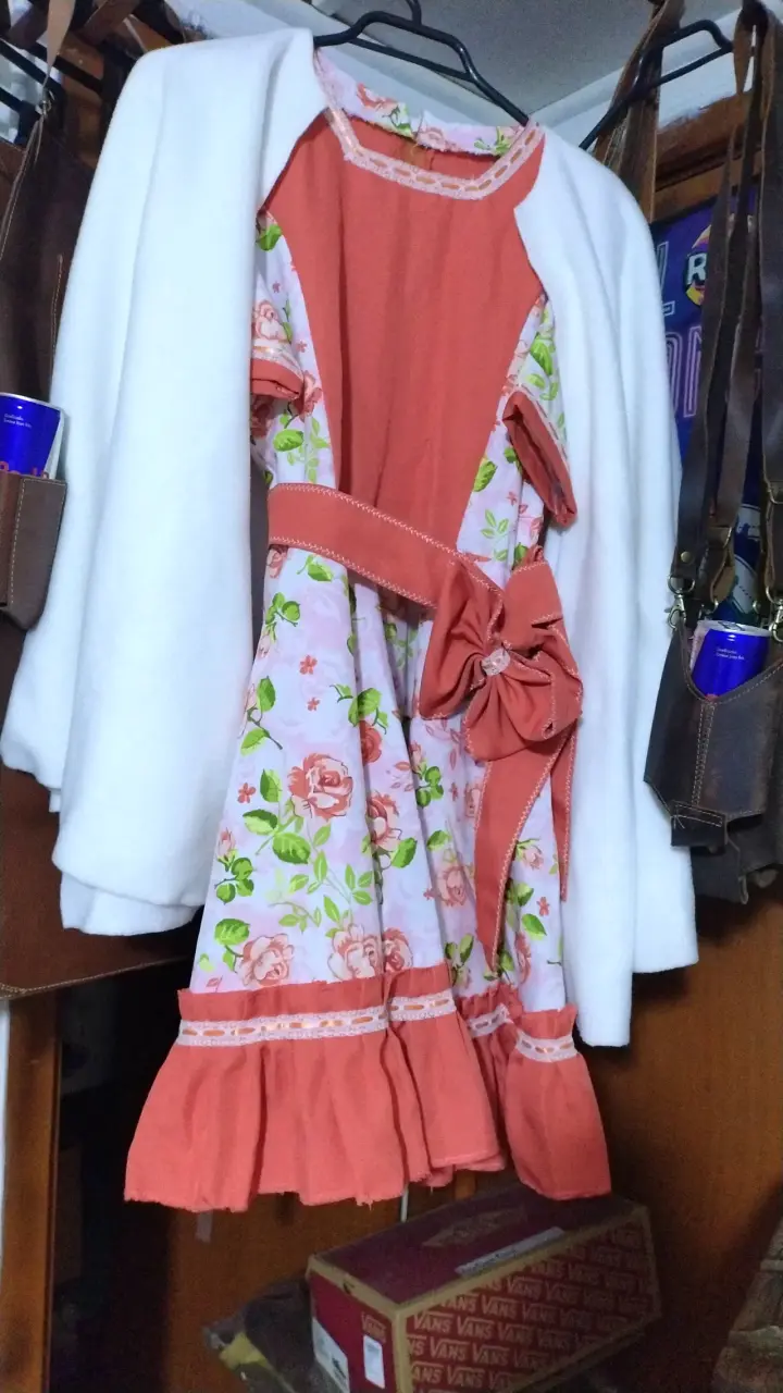 Vestido floral con lazo y tapado blanco - 2