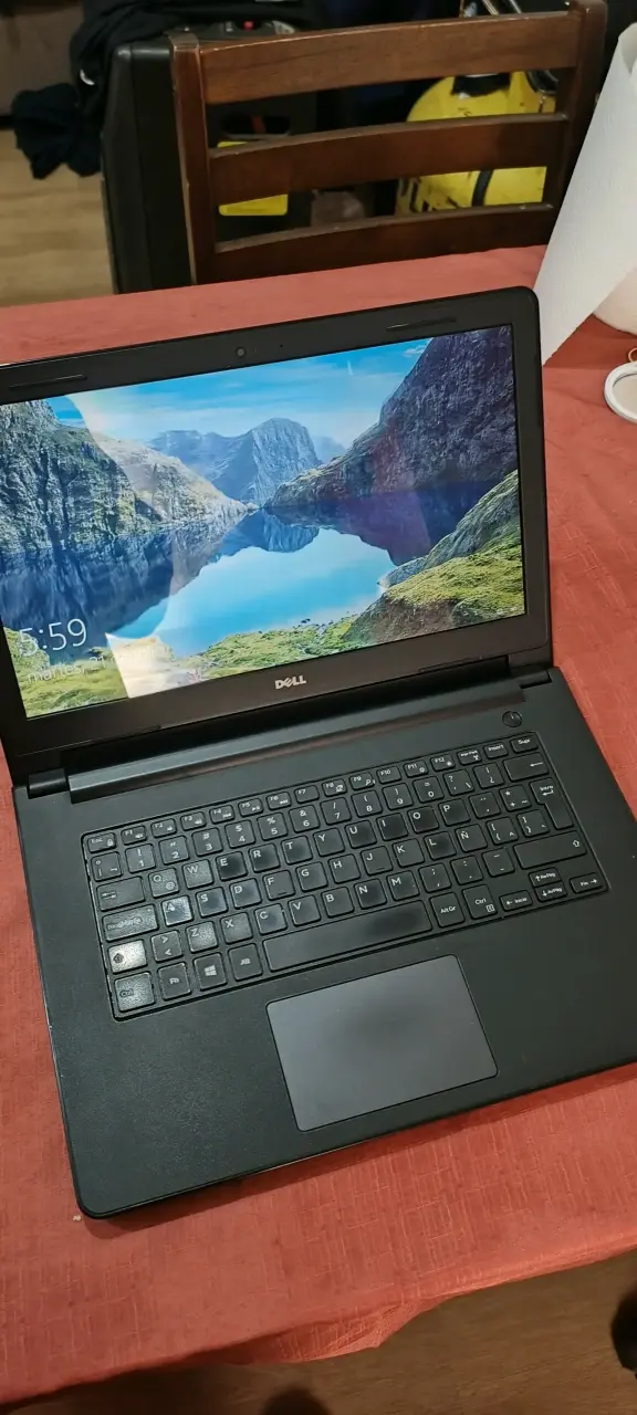 Notebook Dell de 15 pulgadas en buen estado - 1