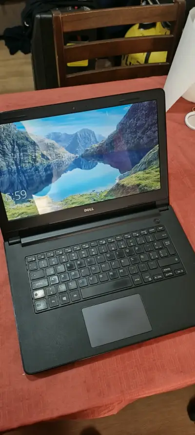 Notebook Dell de 15 pulgadas en buen estado - miniatura 1