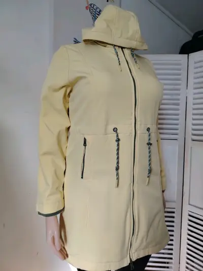 Parka amarilla con capucha para mujer - miniatura 2