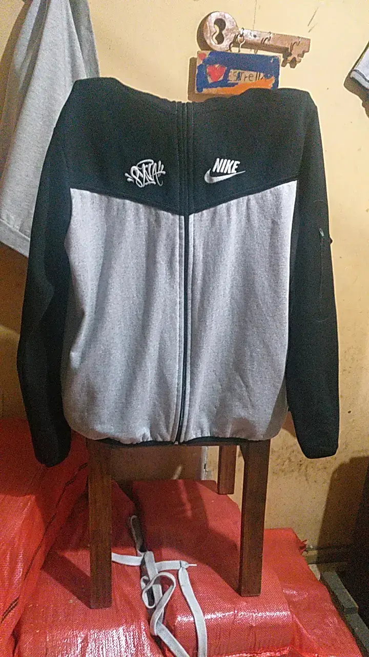 Polerón Nike bicolor con cierre frontal - 1