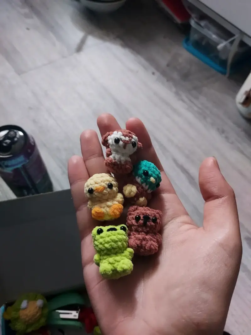 Set de mini llaveros tejidos a mano