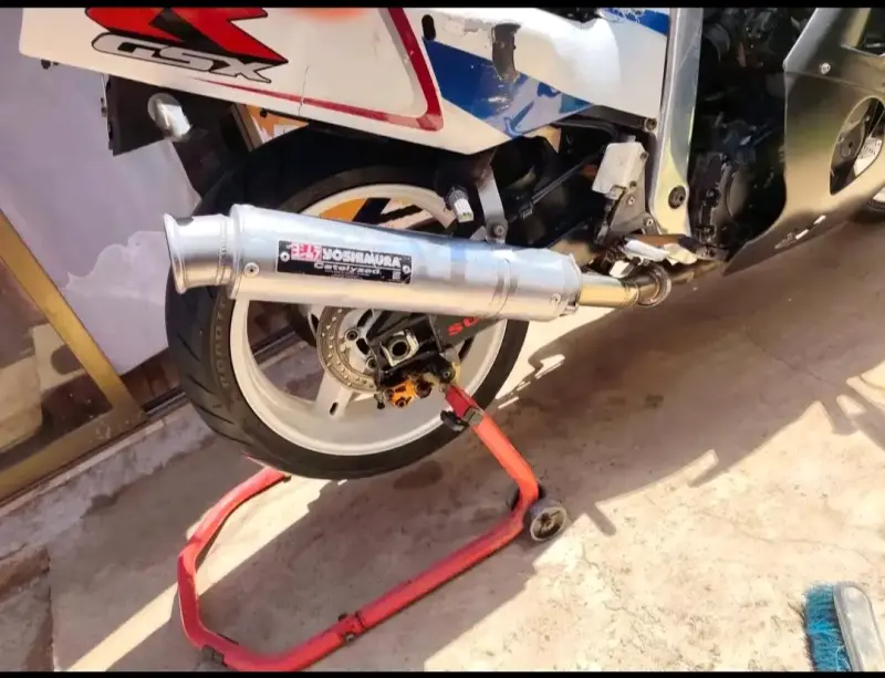 Moto Suzuki GSX-R - 4