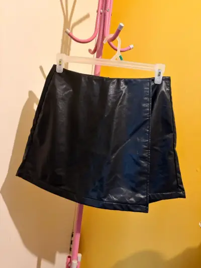 Falda short negra de cuero sintético - miniatura 1