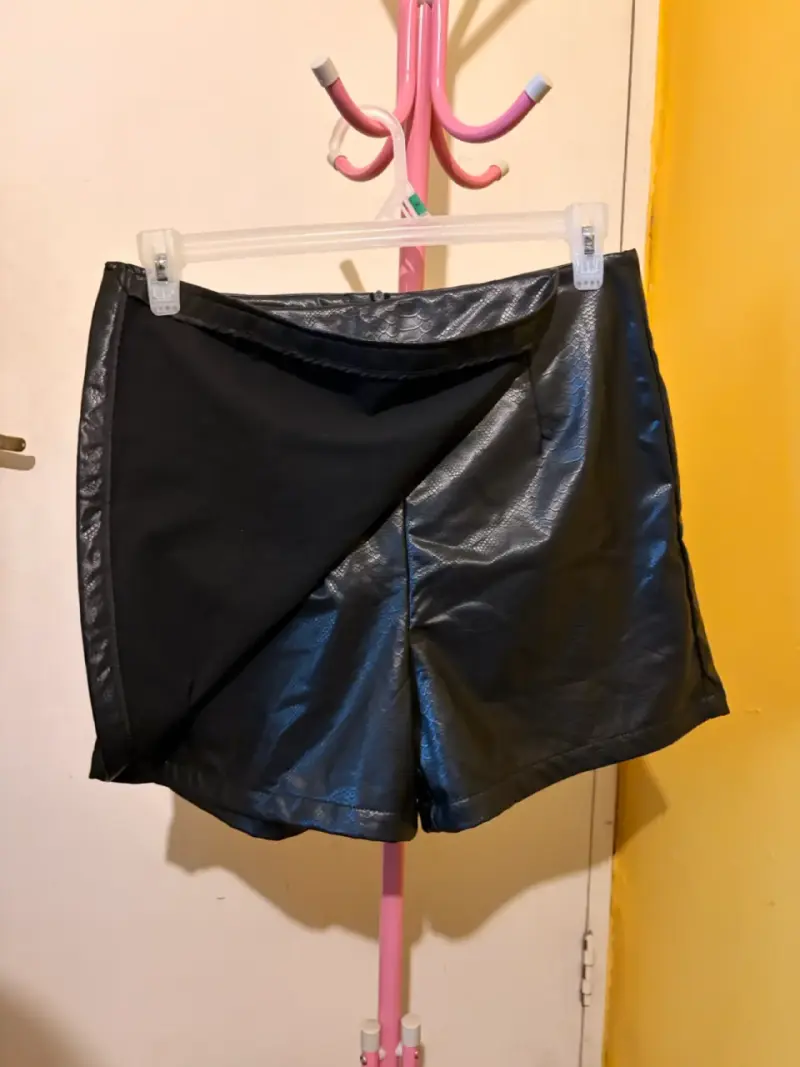 Falda short negra de cuero sintético - 2