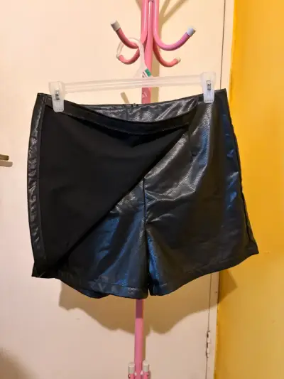 Falda short negra de cuero sintético - miniatura 2