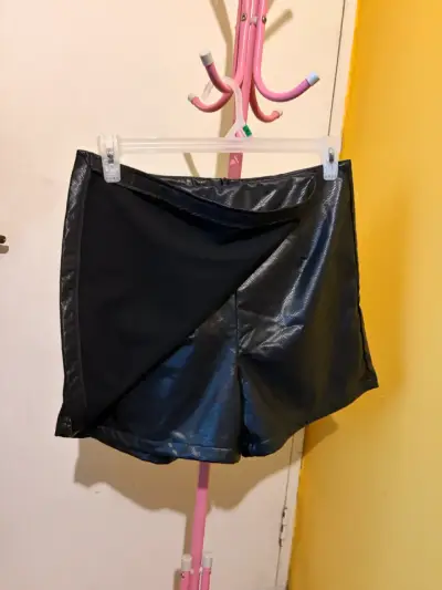 Falda short negra de cuero sintético - miniatura 3