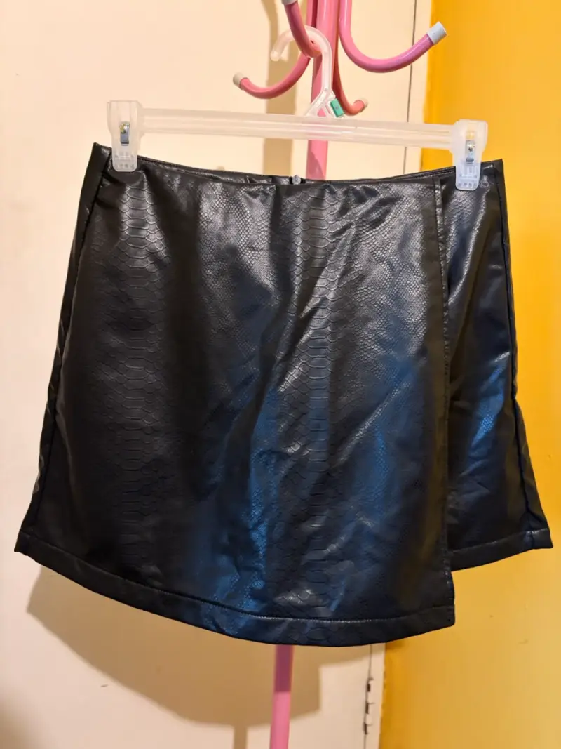 Falda short negra de cuero sintético - 4