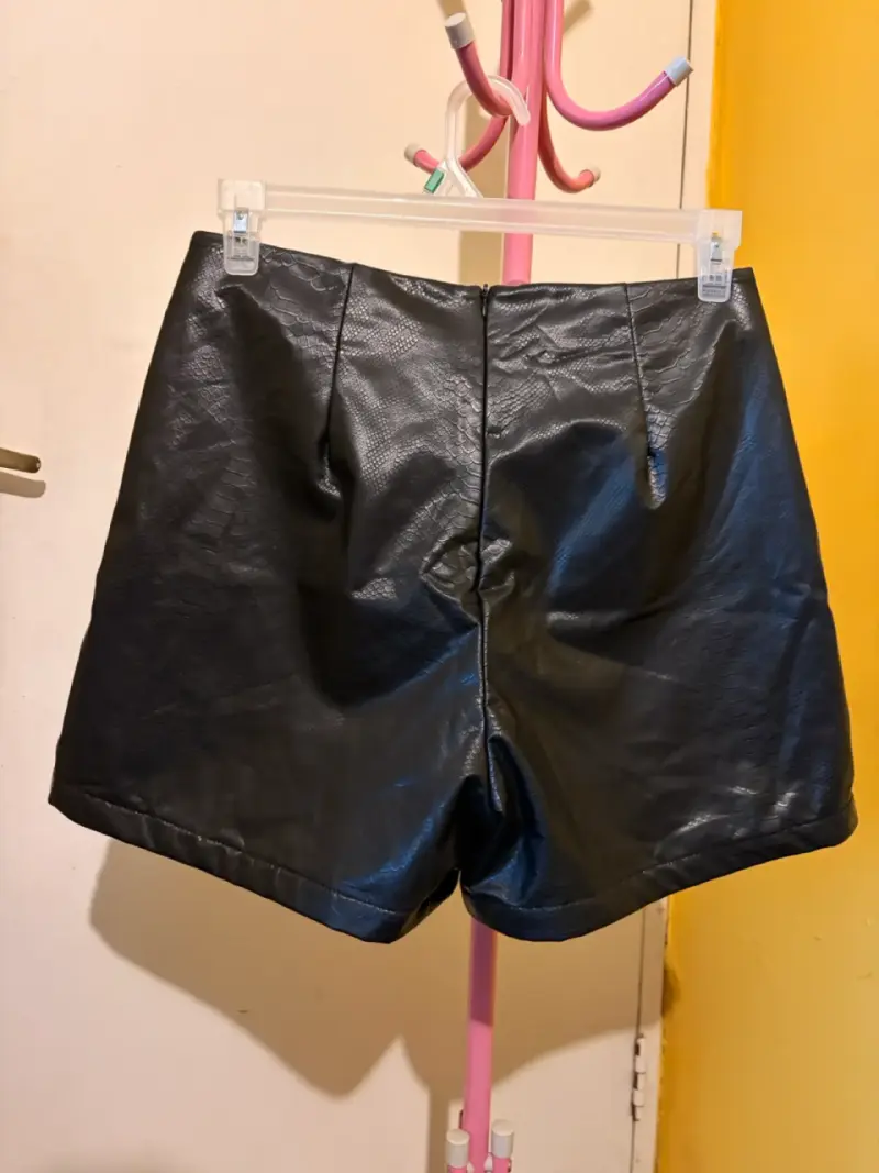 Falda short negra de cuero sintético - 5