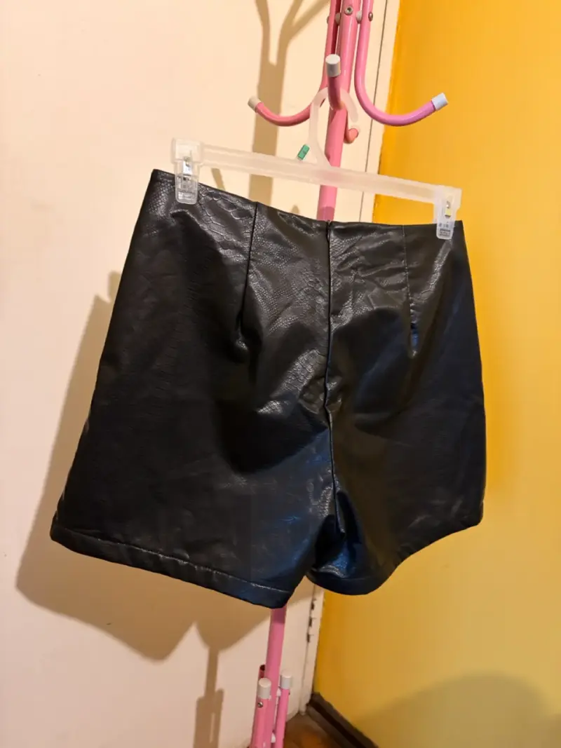 Falda short negra de cuero sintético - 6
