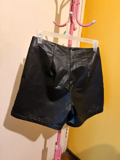 Falda short negra de cuero sintético - miniatura 6
