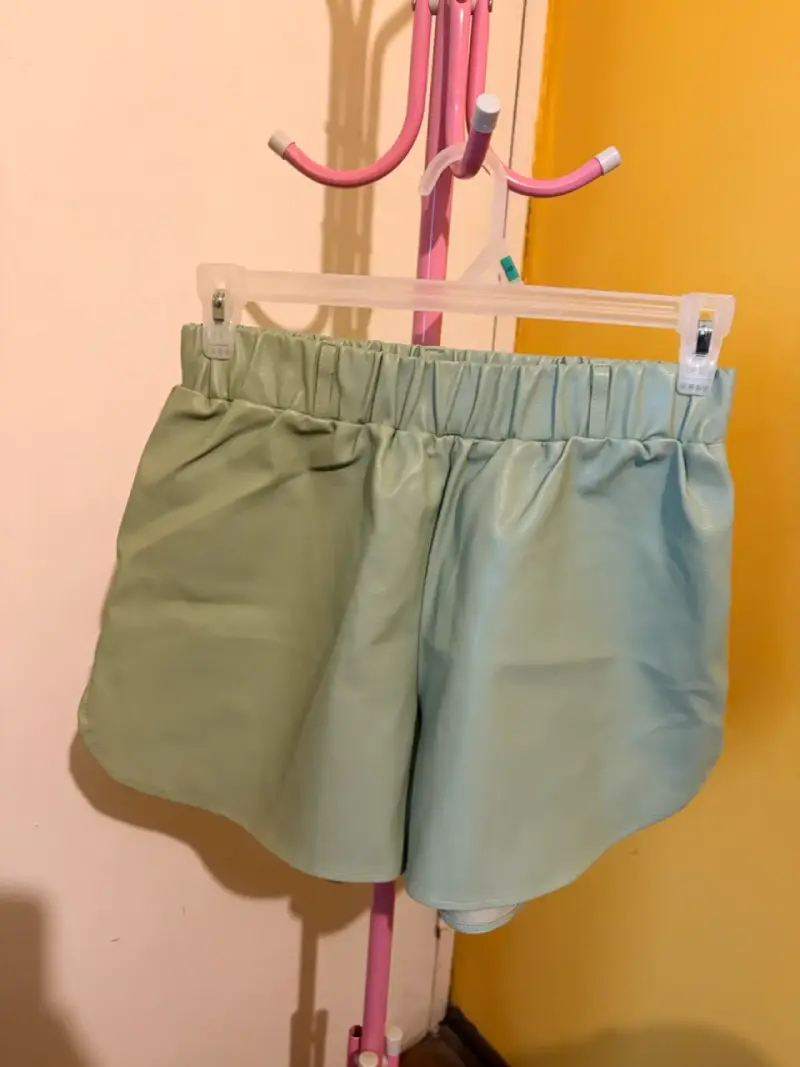 Shorts de mujer verde claro con cintura elástica - 1