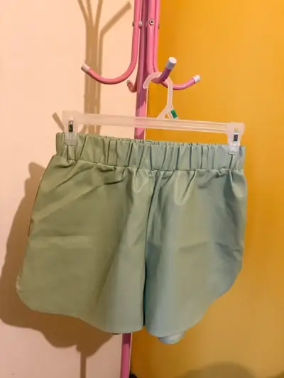 Shorts de mujer verde claro con cintura elástica - miniatura 2