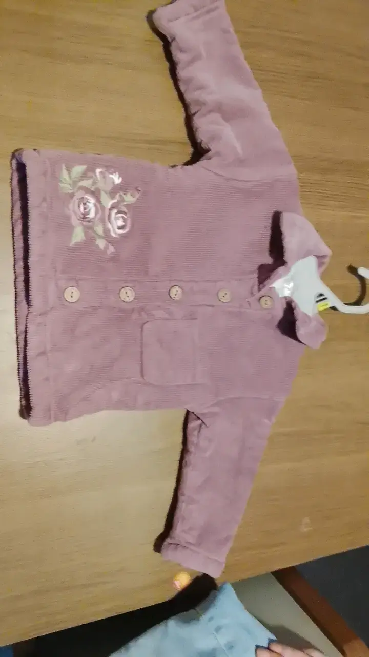 Chaqueta de niña rosada con bordado floral - 1