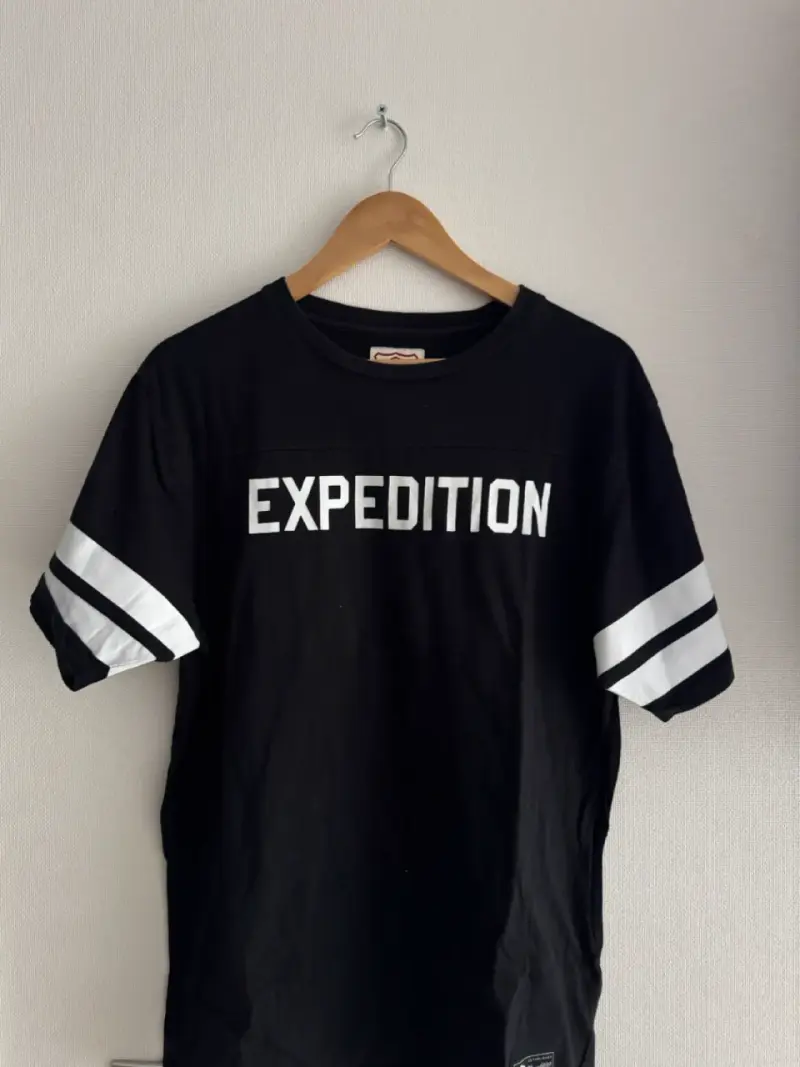 Polera negra Expedition con diseño deportivo - 1