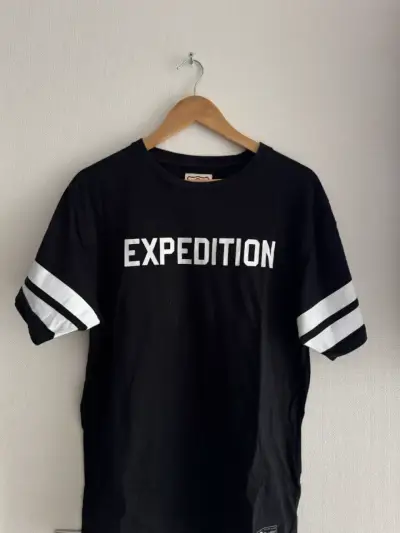 Polera negra Expedition con diseño deportivo - miniatura 1