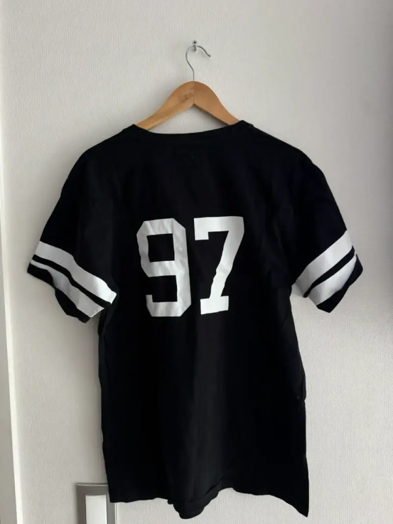 Polera negra Expedition con diseño deportivo - 2